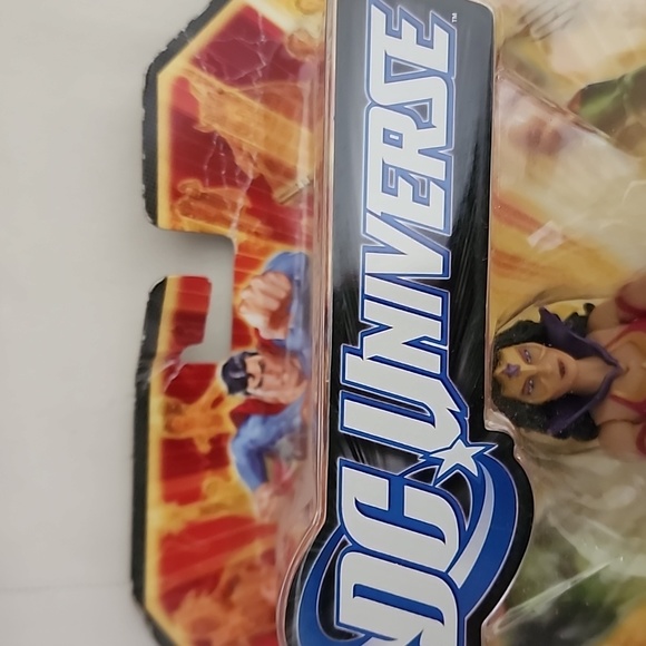 DC Universe Wonder Woman Action Figure - Picture 4 of 4